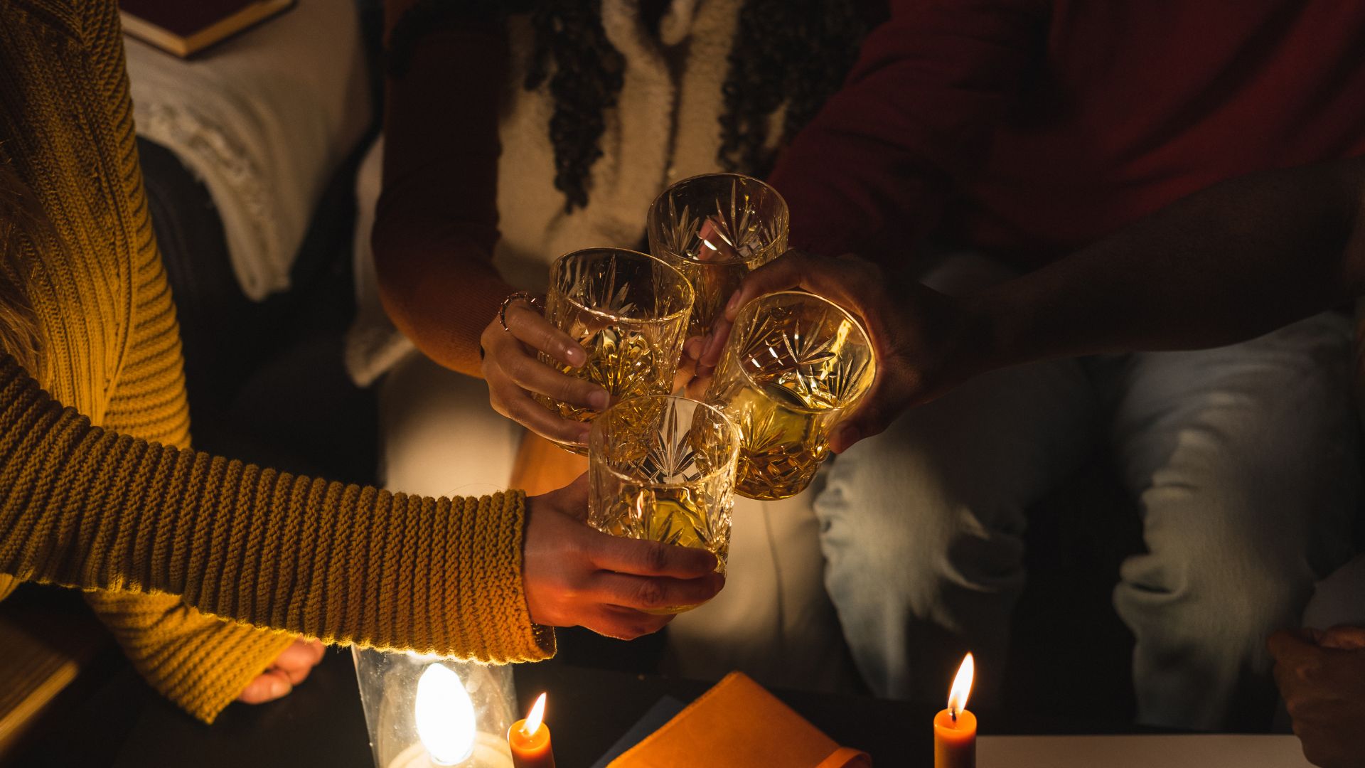 Copa elegante sobre mesa en una escena editorial de brindis